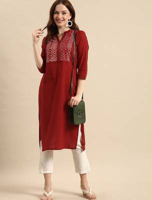 Women maroon geometric yoke design cotton kurta 1