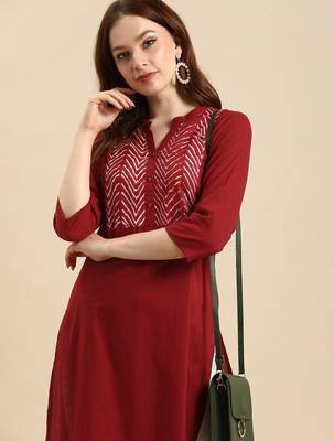 Women maroon geometric yoke design cotton kurta 5
