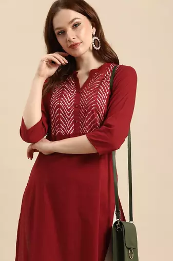 Women maroon geometric yoke design cotton kurta