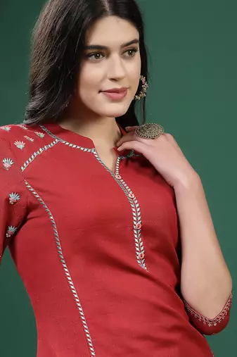 Women ethnic motifs embroidered cotton straight kurta