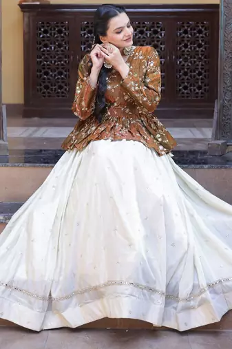 NAVRATRI WHITE-GOLD COSMOS EMBROIDERED ED LEHENGA & BLOUSE