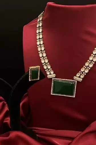 Samrajni emerald long necklace