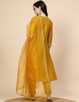 women burgundy yoke design a-line kurta and trousers with dupatta 2