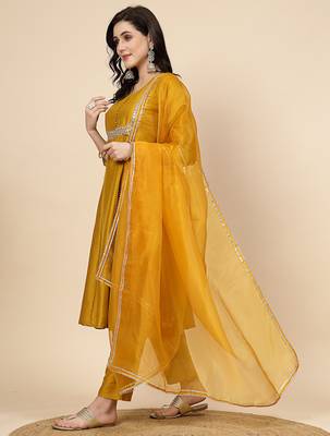 women burgundy yoke design a-line kurta and trousers with dupatta 3