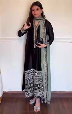 Black silk blend embroidered kurta set 2