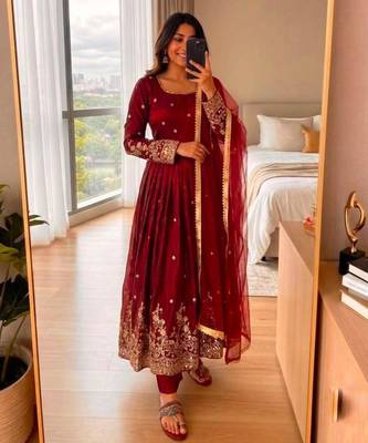 Red silk blend embroidered flared gown set 2