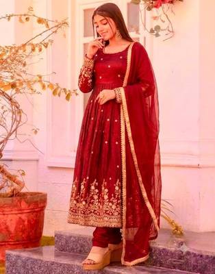 Red silk blend embroidered flared gown set 3