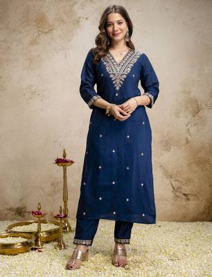 Navy blue roman straight kurta pant set with printed dupatta 4