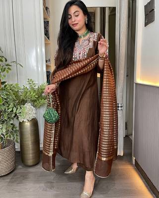 Chocolate chanderi kurta pant set with jacquard dupatta 3