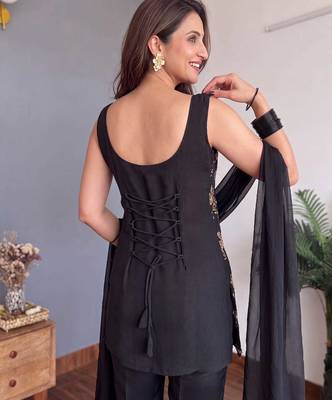 Black embroidered georgette kurta pant set with dupatta 3
