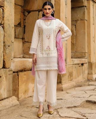 Off white cotton embroidered kurta set with taby dupatta 3