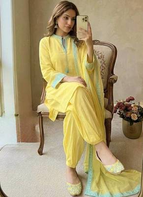Yellow crepe silk kurta set with organza dupatta 2
