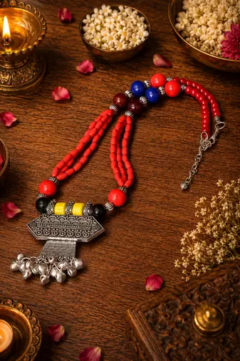Vintage inspired statement pendant necklace