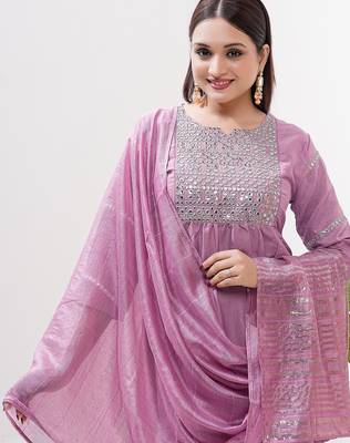 Lilac vertical silk blend embroidered kurta pant set with banarasi dupatta 3