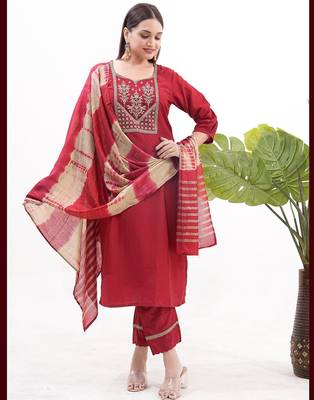 Red roman silk blend embroidered kurta pant set with banarasi dupatta 2