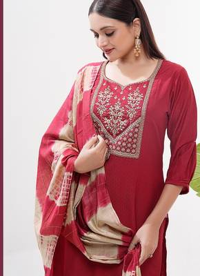 Red roman silk blend embroidered kurta pant set with banarasi dupatta 3