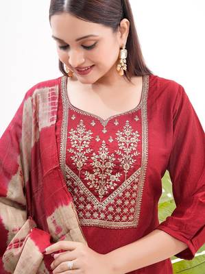 Red roman silk blend embroidered kurta pant set with banarasi dupatta 4