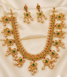 Guttapoosalu necklace set with emeralds