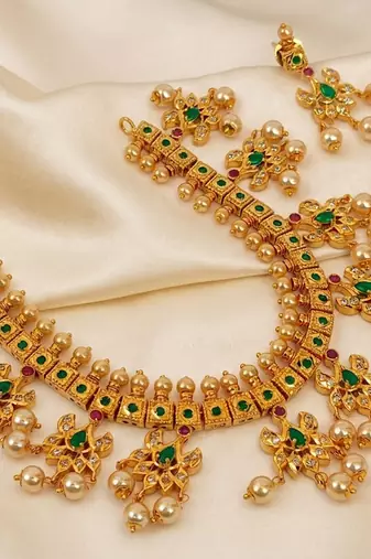 Guttapoosalu necklace set with emeralds