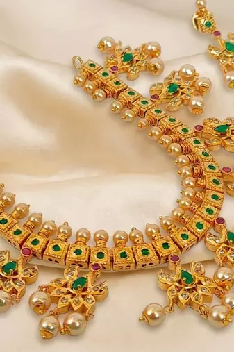 Guttapoosalu necklace set with emeralds
