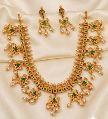 Guttapoosalu necklace set with emeralds 1