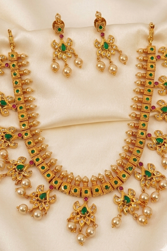 Guttapoosalu necklace set with emeralds