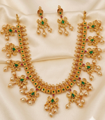 Guttapoosalu necklace set with emeralds