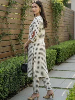 Women Printed Regular Pure Cotton Kurta with Trousers 3