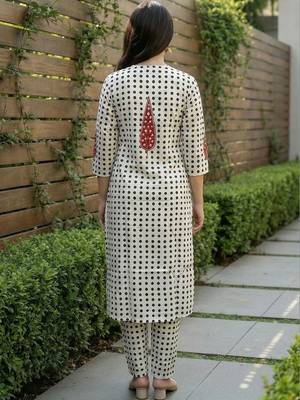 Women Printed Regular Pure Cotton Kurta with Trousers 4