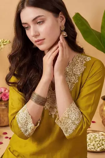 Women Ethnic Motifs Embroidered Regular Thread Work Kurta with Trousers & With Dupatta
