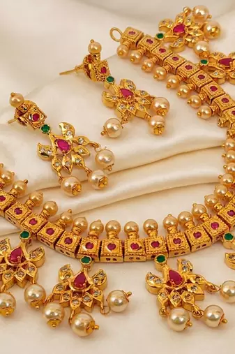 Guttapoosalu necklace set with rubies