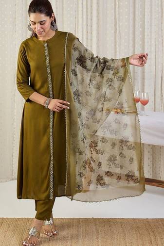 Ethnic Motifs Band Collar Thread Work Kurta With Trousers & Dupatta