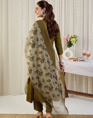 Ethnic Motifs Band Collar Thread Work Kurta With Trousers & Dupatta 3