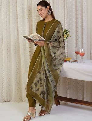Ethnic Motifs Band Collar Thread Work Kurta With Trousers & Dupatta 4
