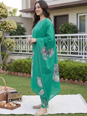 Women Floral Printed Regular Beads and Stones Kurta with Trousers & With Dupatta 1