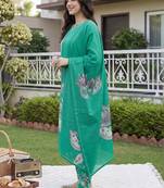 Women Floral Printed Regular Beads and Stones Kurta with Trousers & With Dupatta