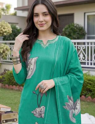 Women Floral Printed Regular Beads and Stones Kurta with Trousers & With Dupatta 2