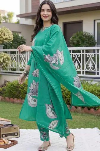Women Floral Printed Regular Beads and Stones Kurta with Trousers & With Dupatta