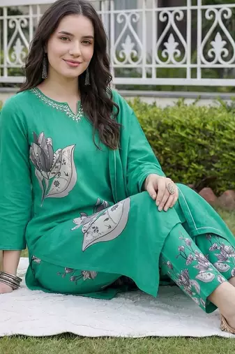 Women Floral Printed Regular Beads and Stones Kurta with Trousers & With Dupatta