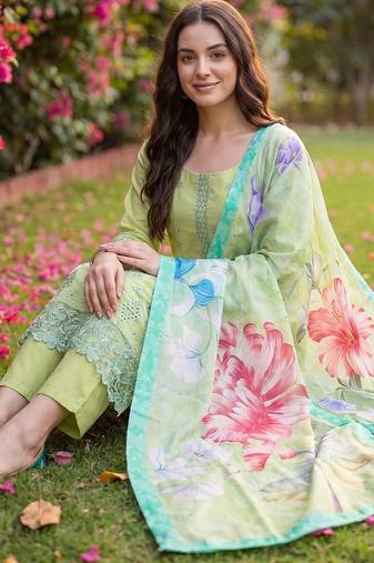 Women Floral Embroidered Regular Thread Work Kurta with Trousers & With Dupatta