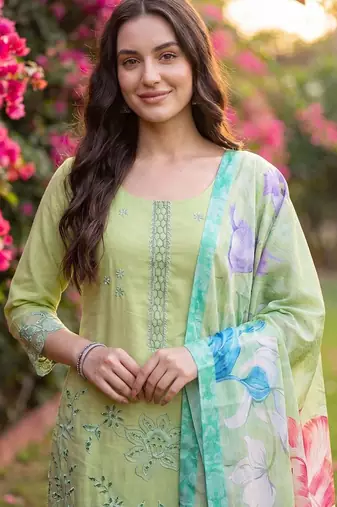 Women Floral Embroidered Regular Thread Work Kurta with Trousers & With Dupatta