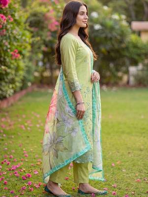 Women Floral Embroidered Regular Thread Work Kurta with Trousers & With Dupatta 4