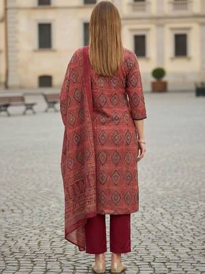 Women Printed Regular Pure Cotton Kurta with Trousers & With Dupatta 6
