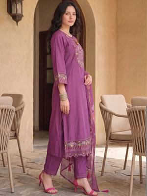 Women Floral Embroidered Regular Thread Work Kurta with Trousers & With Dupatta 1