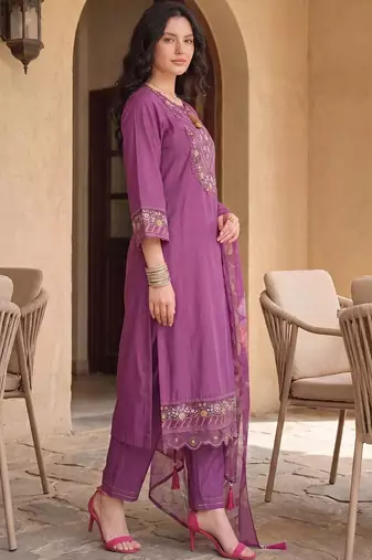 Women Floral Embroidered Regular Thread Work Kurta with Trousers & With Dupatta