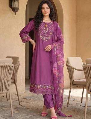 Women Floral Embroidered Regular Thread Work Kurta with Trousers & With Dupatta 4