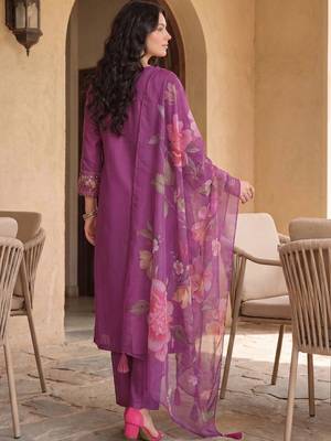 Women Floral Embroidered Regular Thread Work Kurta with Trousers & With Dupatta 5