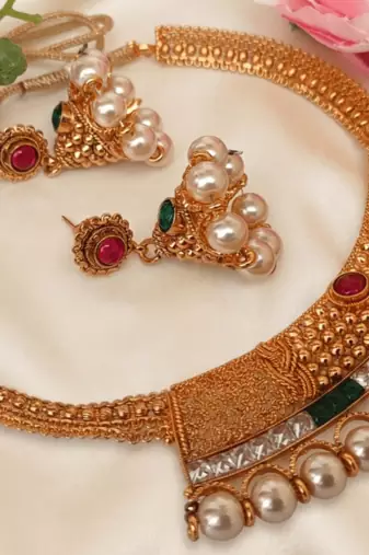 Multicolor necklace set with pearls