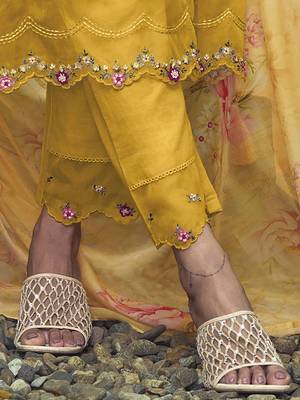 Women Floral Embroidered Regular Thread Work Pure Cotton Kurta with Trousers & With Dupatta 7