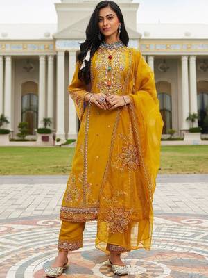 Women Floral Embroidered Regular Thread Work Kurta with Trousers & With Dupatta 1
